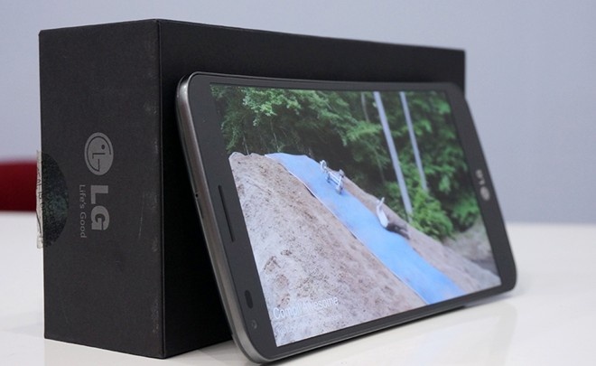 Cam nhan dien thoai cong LG G Flex dau tien o VN hinh anh