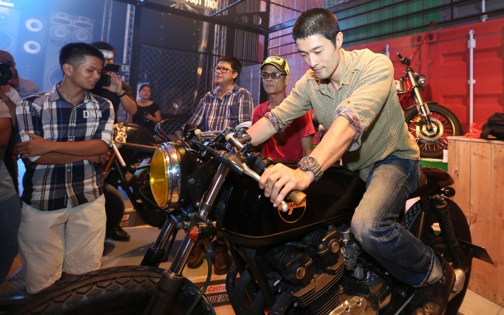 Johnny Tri Nguyen thu xe phan khoi lon tai Sai Gon hinh anh