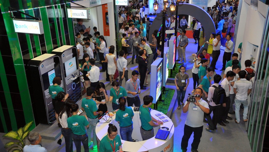 Clip dao quanh trien lam Vietnam Telecomp 2013 hinh anh