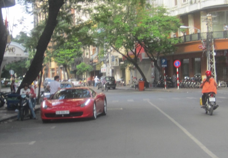 Ferrari 458 Italia kieu hanh gam ru tren duong pho Sai Gon hinh anh