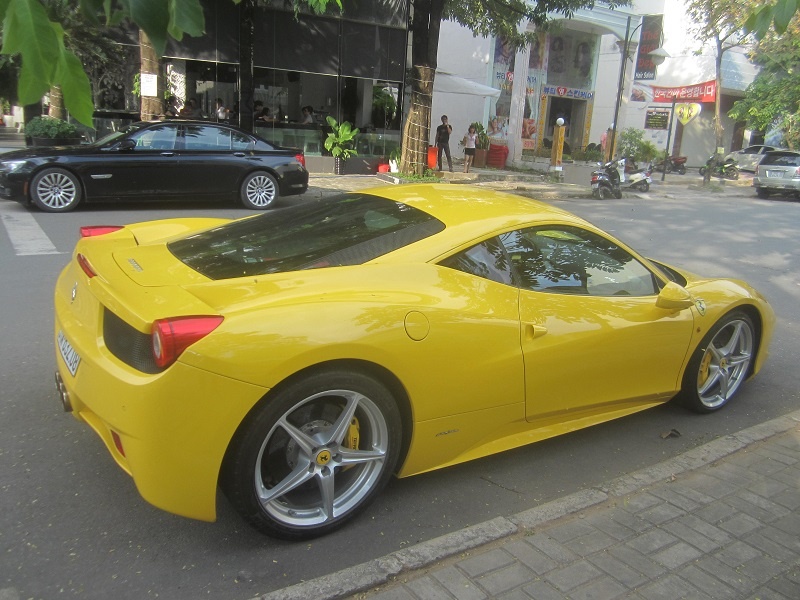 Ferrari 458 Italia mau do va vang tren pho Sai Gon hinh anh