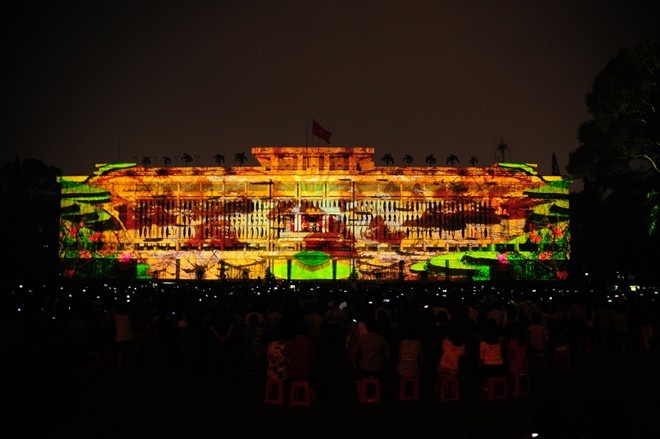 Clip Dinh Thong Nhat ruc ro anh sang voi 3D Mapping hinh anh