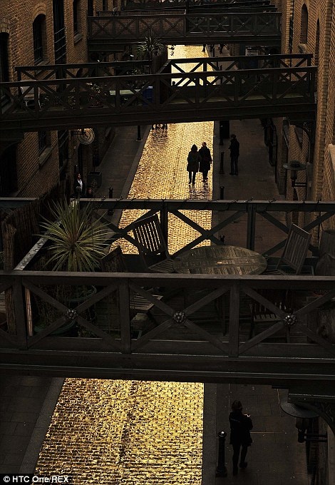 HTC dat vang tren duong pho de gioi thieu One Gold hinh anh