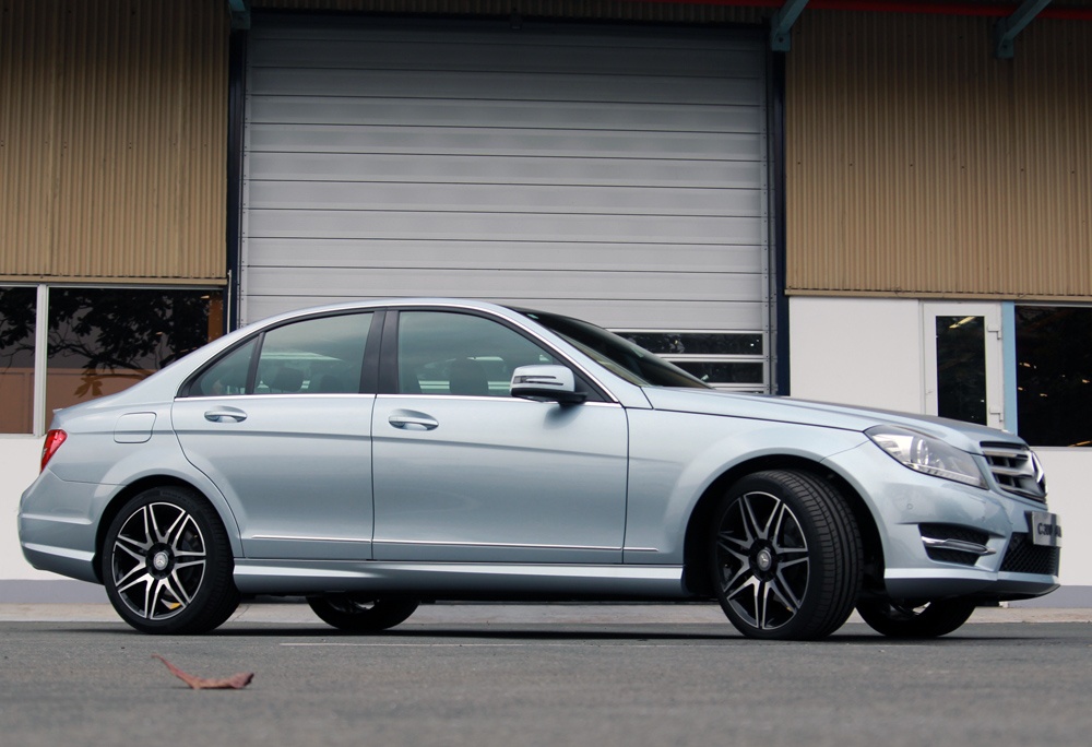 Ngam Mercedes C300 AMG mau doc gia 1,68 ty dong hinh anh