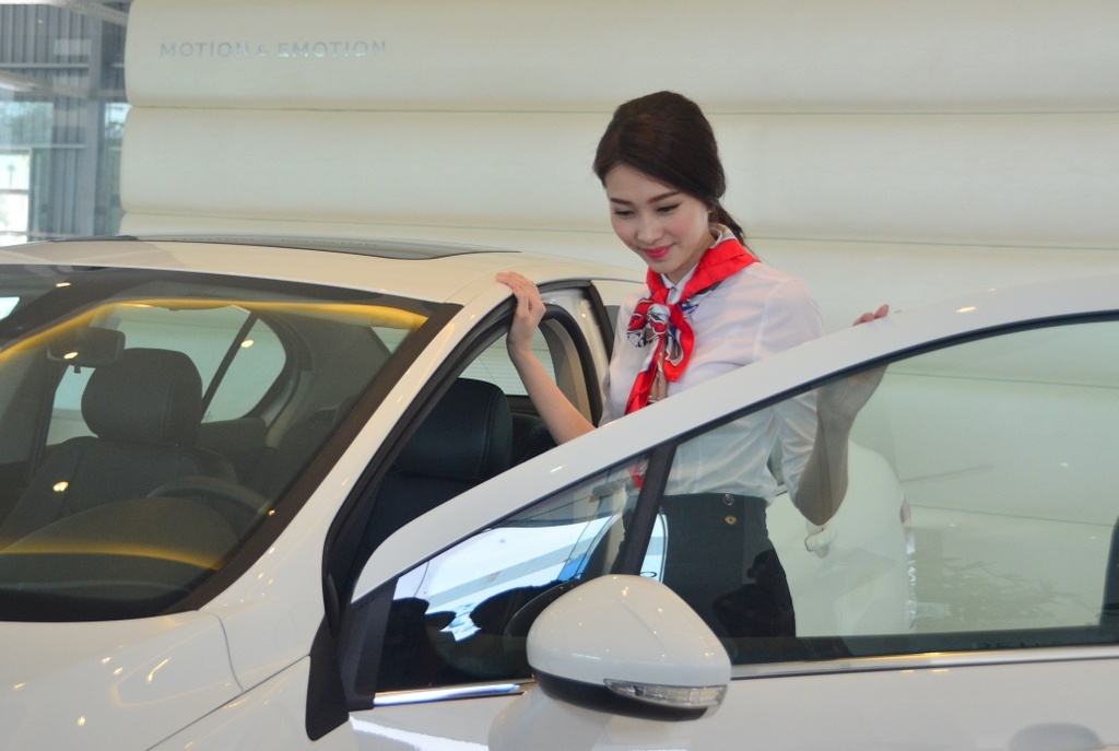 Hoa hau Dang Thu Thao lai xe Peugeot 408 hon 1 ty dong hinh anh
