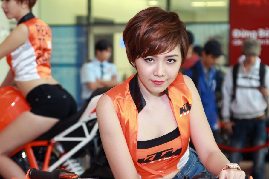 Chan dai xinh dep trong ngay hoi mo to Sai Gon hinh anh