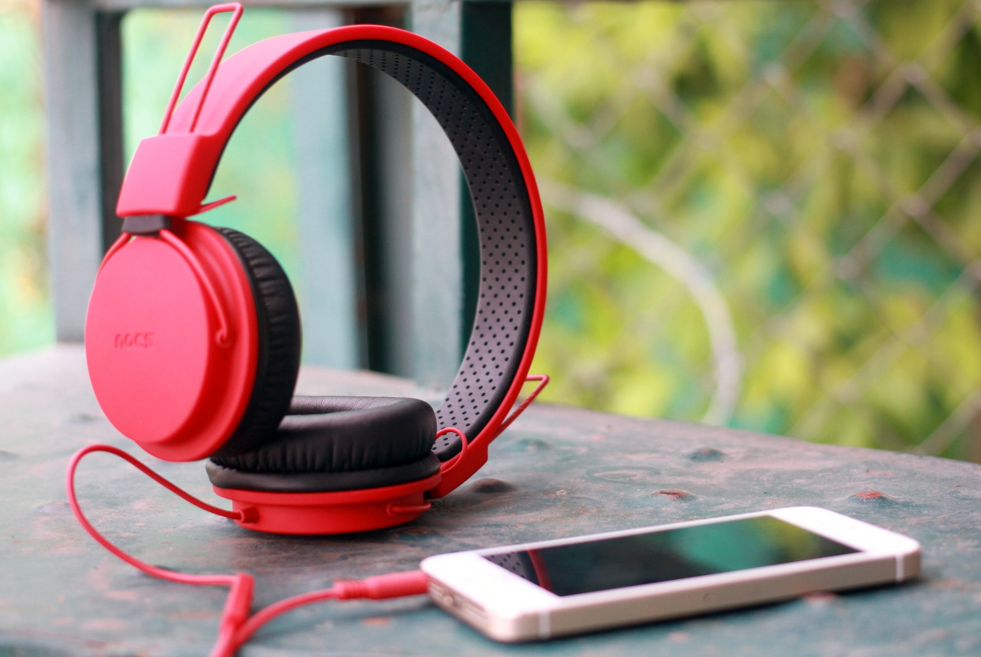 Tai nghe mau do choi Tet cho iPhone gia 2,2 trieu dong hinh anh