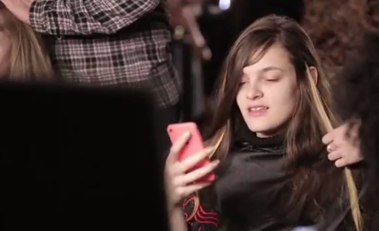 Smartphone hien dien khap noi tai New York Fashion Week 2014 hinh anh