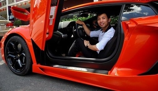 Cuong do la lep ve truoc hai thieu gia sieu xe Sai Gon hinh anh