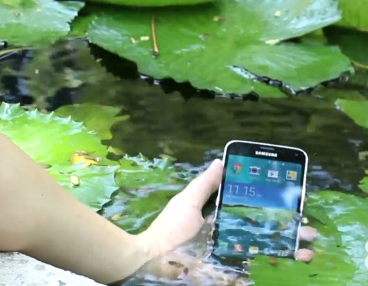 Thu nghiem tha Galaxy S5 xuong nuoc tai VN hinh anh