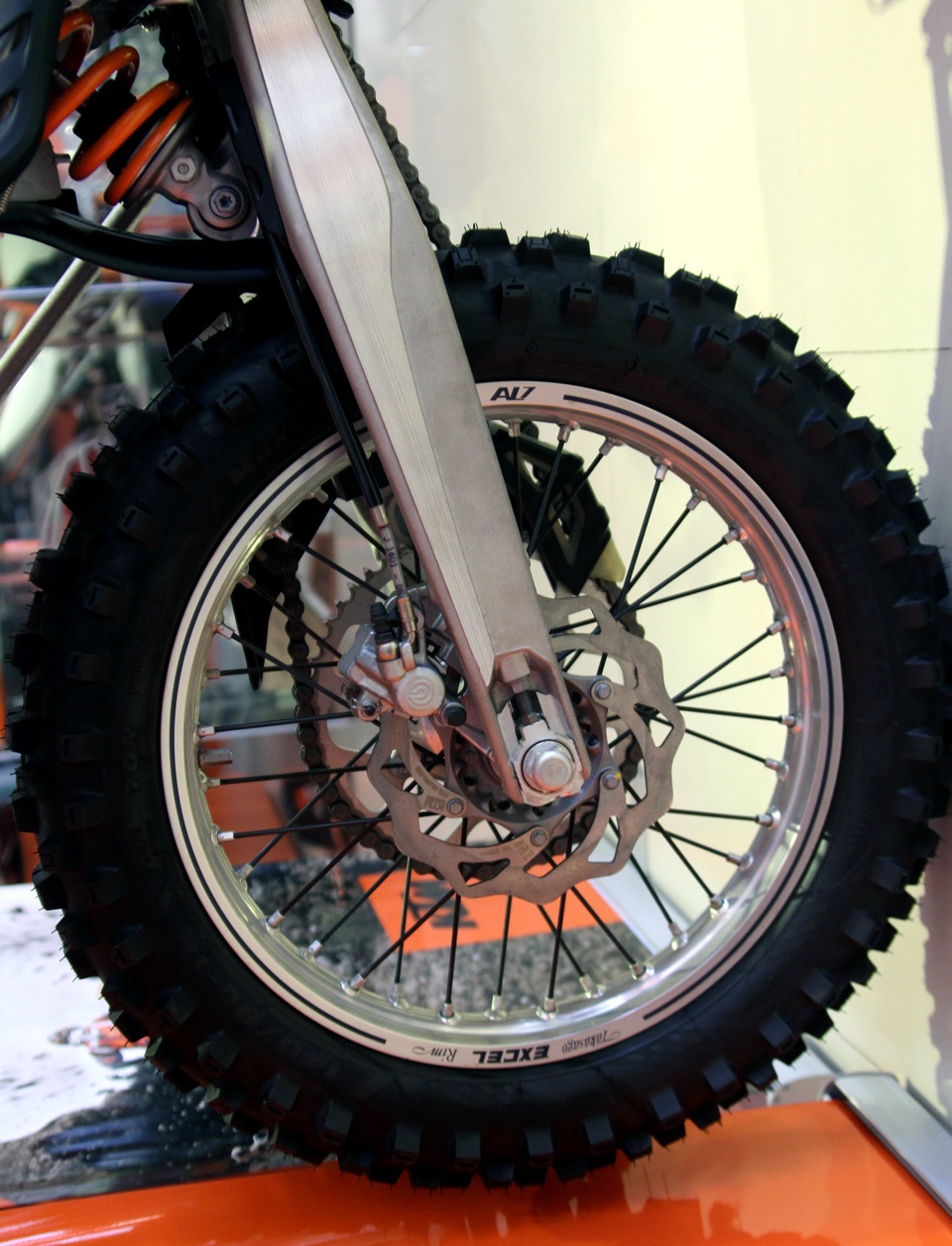 Hệ thống phanh hàng hiệu Italy Brembo luôn được trang bị trên dòng xe địa hình của KTM với đĩa phanh nhẹ và tay phanh có thể điều chỉnh linh hoạt.