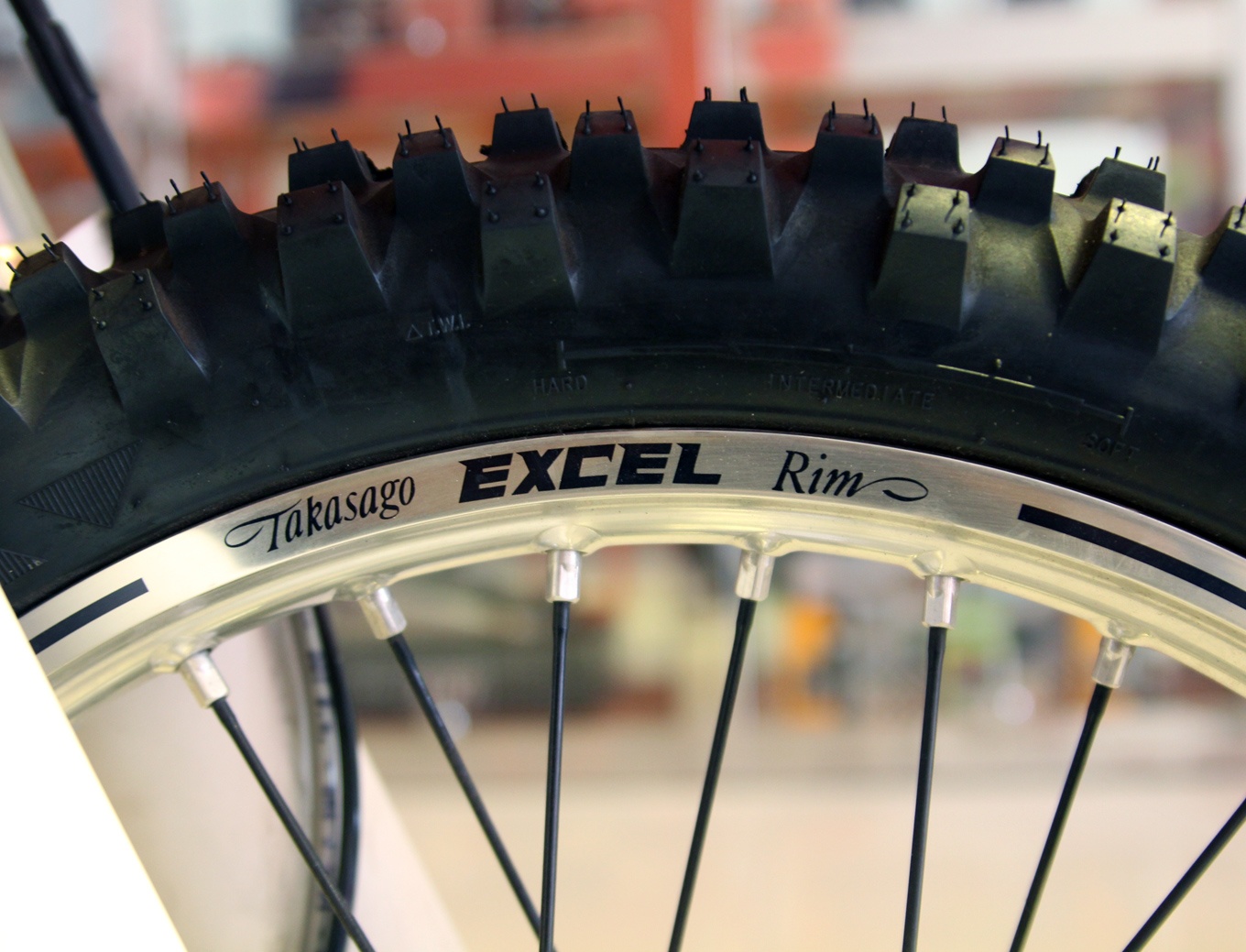 Xe sử dụng giảm sóc WP với giảm sóc hành trình ngược (up-side-down) trên bánh trước, giảm sóc sau dạng trụ đơn đạt ở vị trí trung tâm. 