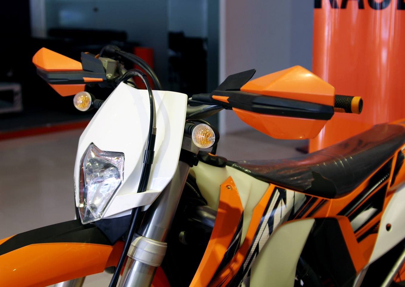 Bình xăng được làm từ vật liệu nhựa tổng hợp, tay lái nhôm rộng và cao, dễ điều khiển.