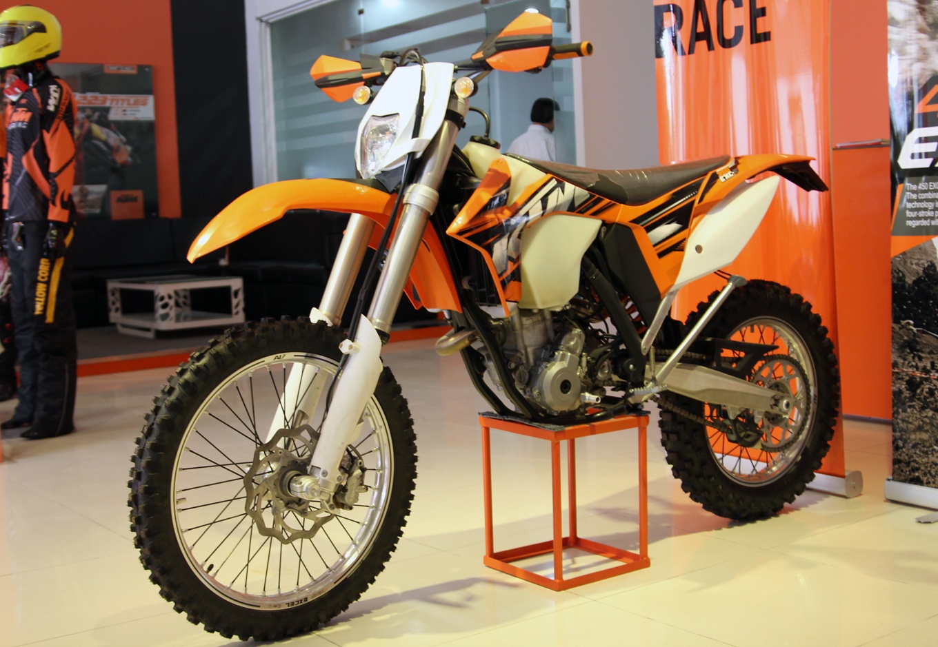 KTM 350 EXC-F được xếp vào dòng xe địa hình hỗn hợp enduro với bộ khung sườn bằng thép ống kết hợp với nhiều chi tiết được làm từ hợp kim nhôm giúp giảm trọng lượng cho chiếc xe “cào cào” 350 phân khối. 
