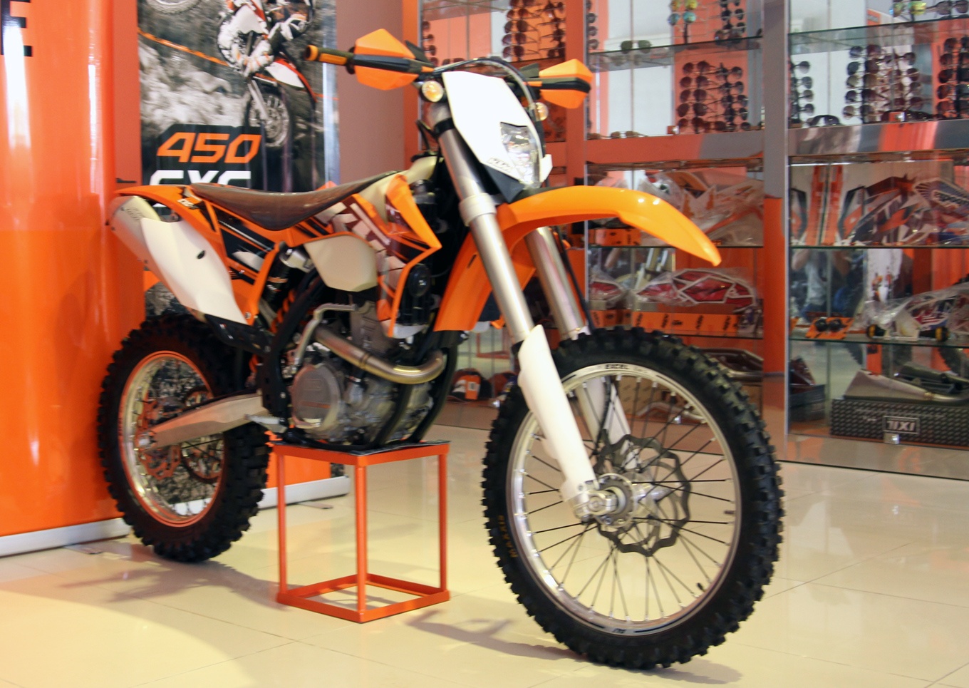 Phần thân xe với chắn bùn trước và sau, mặt nạ, đèn pha, tấm ốp hốc hút gió được thiết kế gọn gàng. Yên xe mới dễ ngồi và mềm mại, dễ dàng hơn cho thao tác giữ thăng bằng khi ngồi trên xe. 