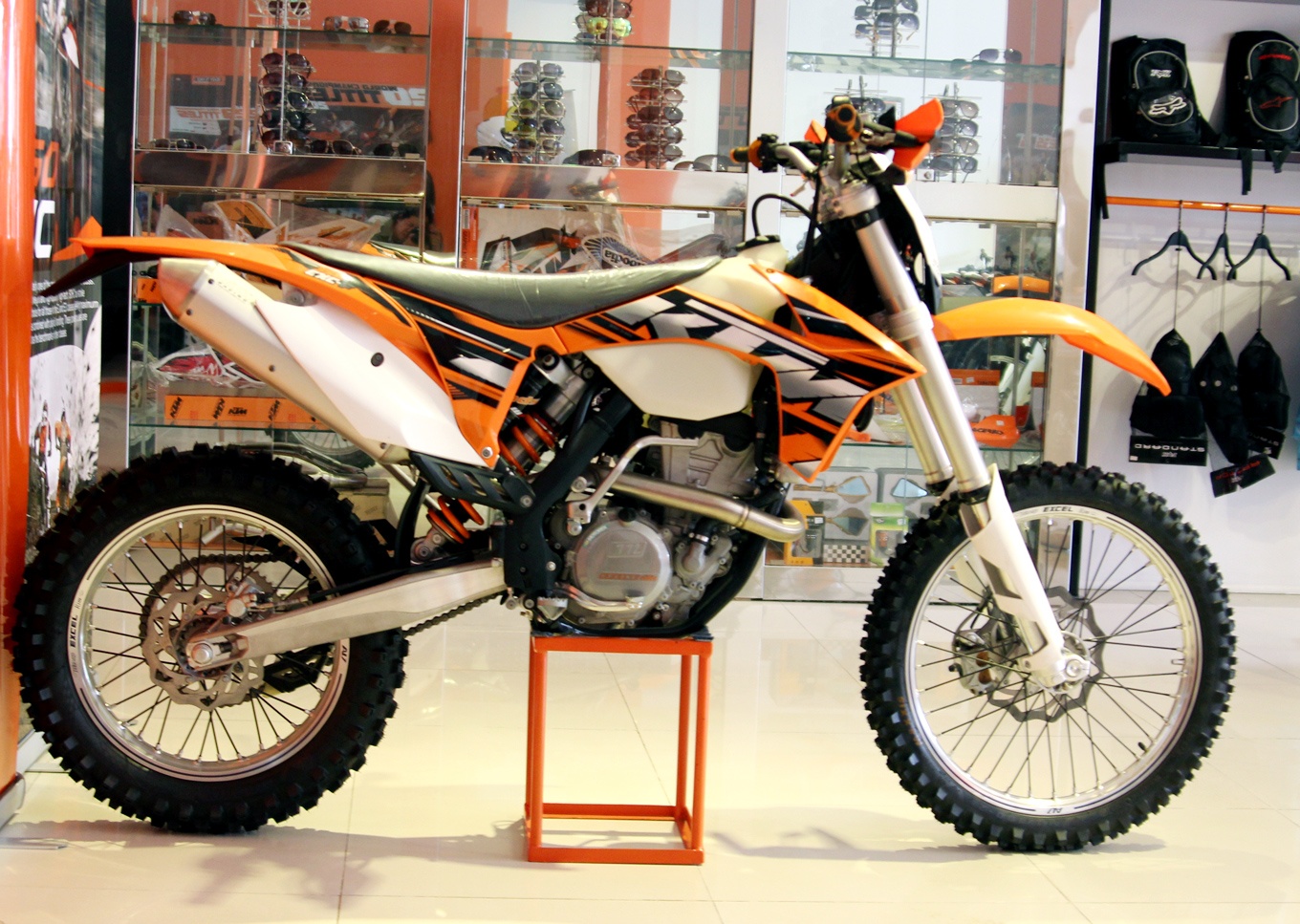 KTM 350 EXC-F sở hữu cặp vành nhôm nhẹ hiệu Excel với bánh nan hoa đặc trưng dành cho dòng xe địa hình. Ưu điểm của cặp vành nhôm là nhẹ, giúp chiếc xe giữ cân bằng tốt, đặc biệt cặp vành được kết hợp với bộ lốp Maxxis đặc biệt được sản xuất riêng cho dòng xe KTM.