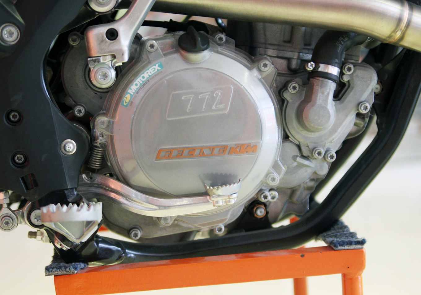 KTM 350 EXC-F sử dụng động cơ 4 thì làm mát bằng dung dịch, hệ thống phun xăng điện tử, KTM 350 EXC-F có công suất khoảng 45 mã lực. 