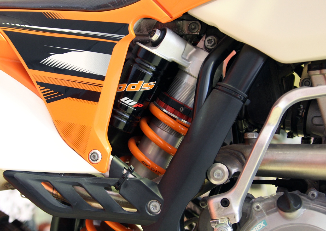 350 EXC-F có bình xăng 9 lít và tổng trọng lượng khoảng 107kg.  KTM 350 EXC-F được phân phối chính hãng tại Việt Nam.