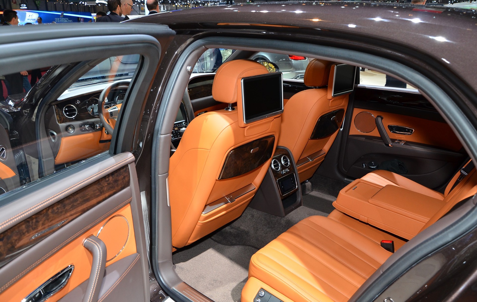 Ngoài ra, khách hàng có thể  tùy chọn một hệ thống giải trí đa phương tiện dành riêng cho hàng ghế sau.