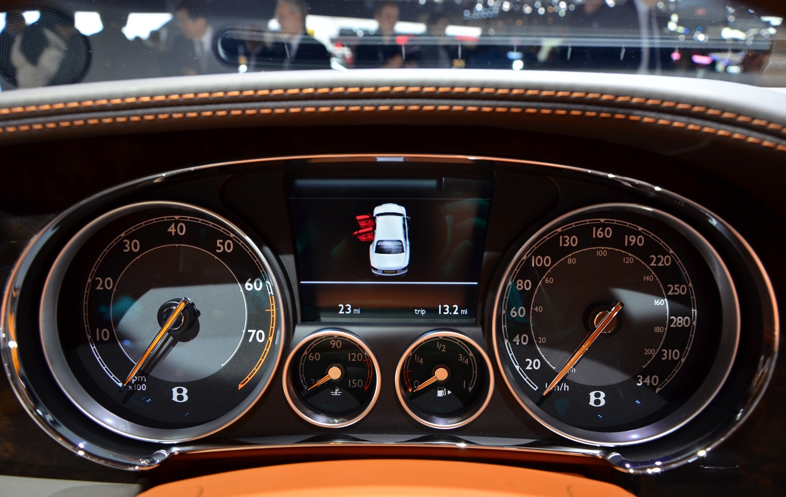 Hệ thống Mulliner Driving Specification cũng được trang bị sẵn trên Flying Spur V8, ghế ngồi được khâu theo phong cách kim cương, cần sang số bằng nhôm trên vô-lăng, bàn đạp ga và phanh bằng kim loại, biểu tượng Bentley được thêu trên tựa đầu, ghế sau được trang bị đầy đủ các điều chỉnh, ghế sử dụng 17 màu sắc tùy chọn khác.