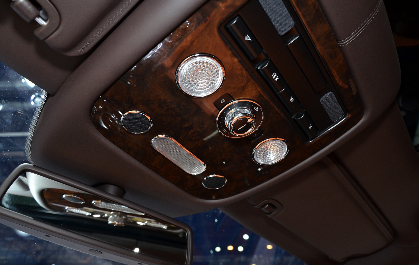 Giống như phiên bản W12, Flying SPur V8 sẽ có nội thất sang trọng như hoàng gia và Mulliner Driving Specification sẽ giúp cho đặc điểm kĩ thuật của nó tốt hơn.