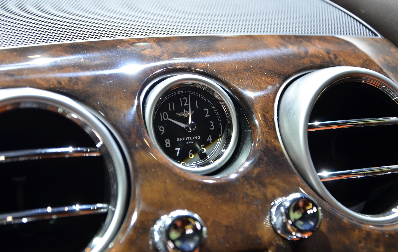 Sử dụng phiên bản động cơ V8 4.0 lít Twin Turbo cho công suất 500 mã lực và mô-men xoắn 660 Nm, yếu hơn 116 mã lực và mô-men xoắn là 103 Nm so với phiên bản động cơ W12. Phiên bản V8 sử dụng hộp số tự động 8 cấp ZF tương tự phiên bản W12 và hệ thống truyền động bốn bánh cũng được trang bị sẵn