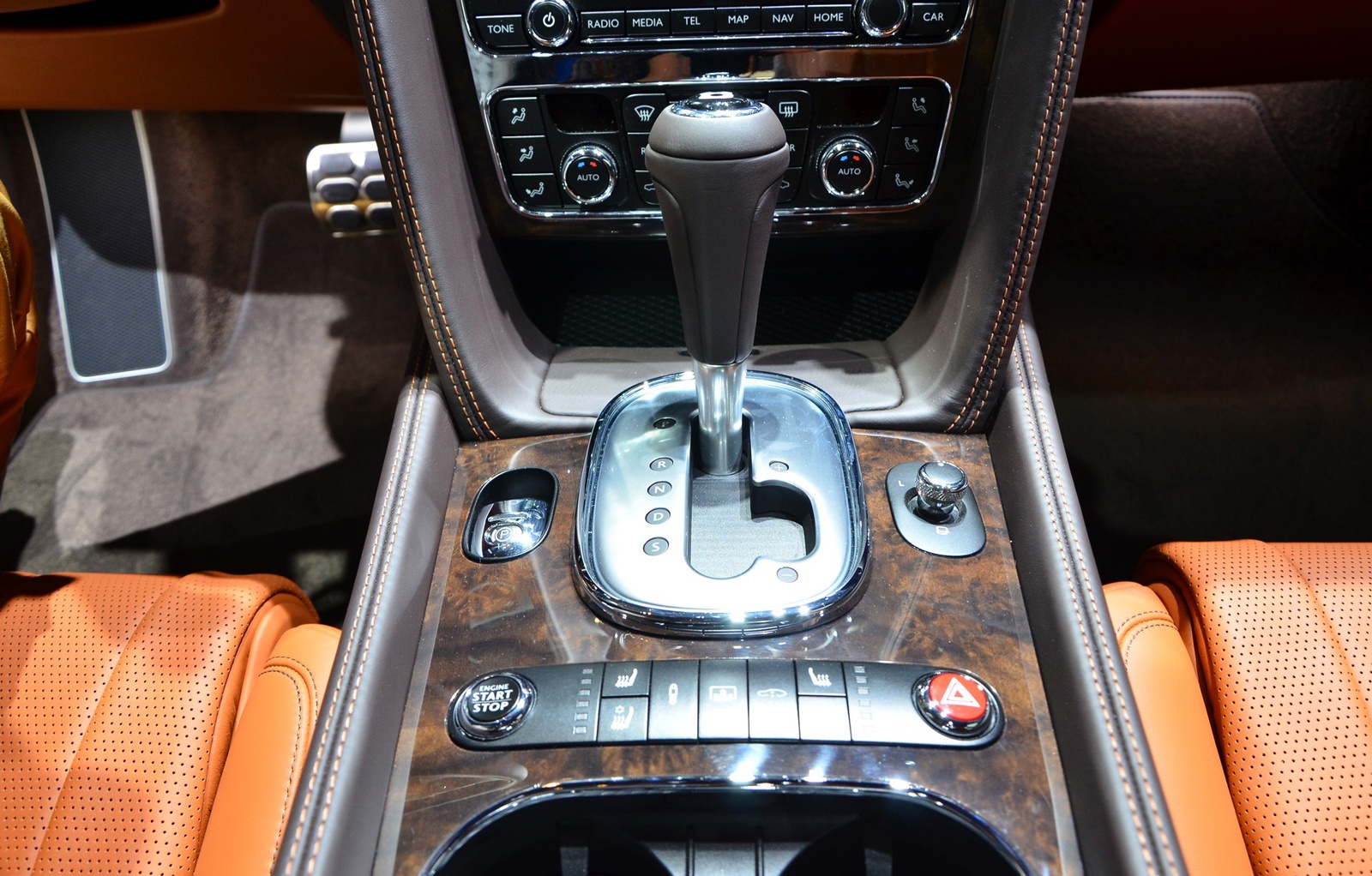 Mặc dù công suất yếu hơn so với động cơ W12, nhưng Flying Spur V8 tăng tốc từ 0-100km/h chỉ chậm hơn động cơ W12 0.6 giây nghĩa là mất 4.9 giây so với 4.3 giây của W12. Tốc độ tối đa là 293 km/h. Flying Spur V8 có thể thực hiện hành trình dài đến 832km chỉ với một lần tiếp nhiên liệu.