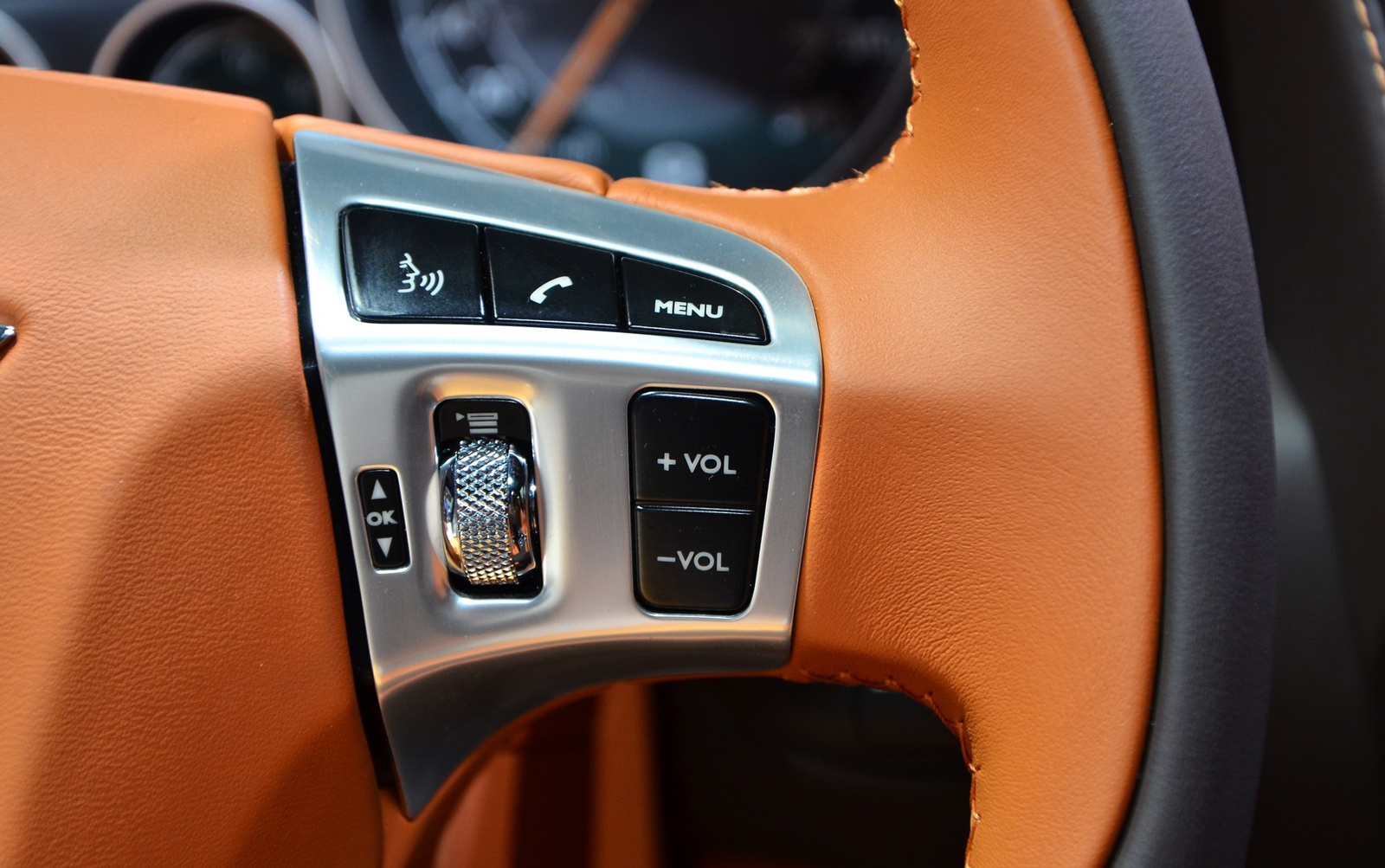 Bentley đã có quyết định đúng khi ra mắt mẫu Flying Spur V8 4.0 lít nhằm cải thiện khả năng tiêu hao nhiên liệu. Chắc chắn Flying Spur W12 mạnh mẽ hơn, nhưng phiên bản Flying Spur V8 lại có khả năng thu hút khách hàng nhiều hơn khi mà cuộc khủng hoảng dầu mỏ đang diễn ra trên toàn thế giới.