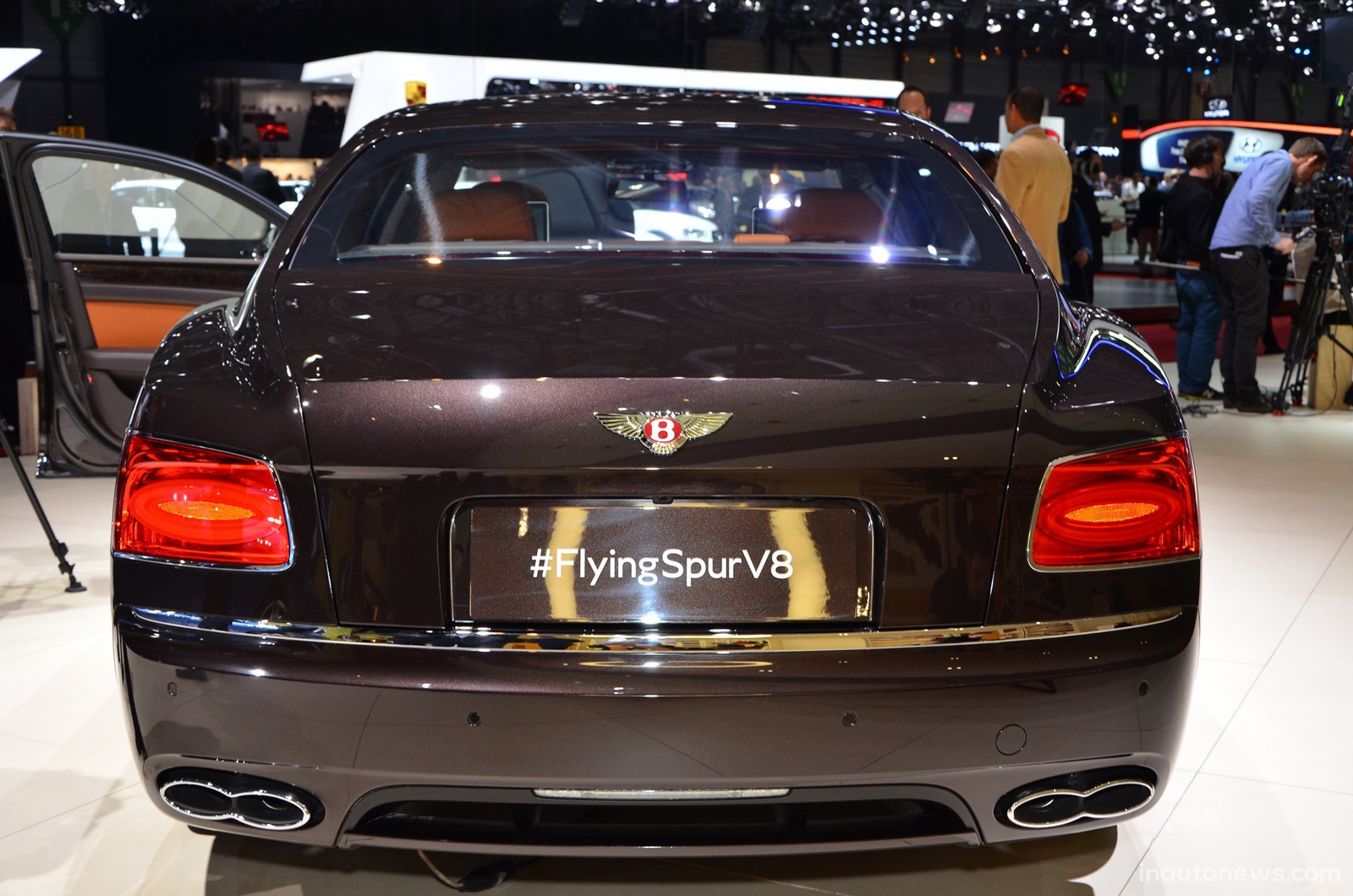 Bên ngoài, Flying Spur V8 gần giống với “người anh lớn” của nó, song nó vẫn có một vài điểm phân biệt nhỏ. Phía trước, phiên bản động cơ V8 sẽ có điểm nhấn màu đỏ trên logo của Bentley, lưới tản nhiệt màu đen. 