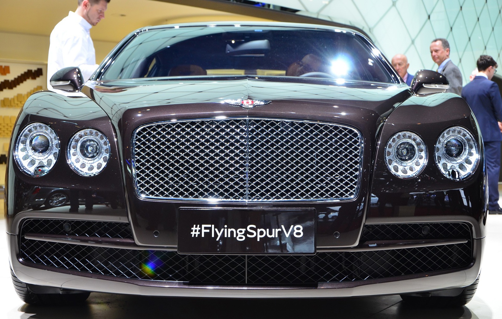 Toàn thân xe có rất ít dấu hiệu cho thấy đây là phiên bản Flying Spur mới, nếu có sự khác biệt có lẽ là logo W12 sẽ được thay bằng V8