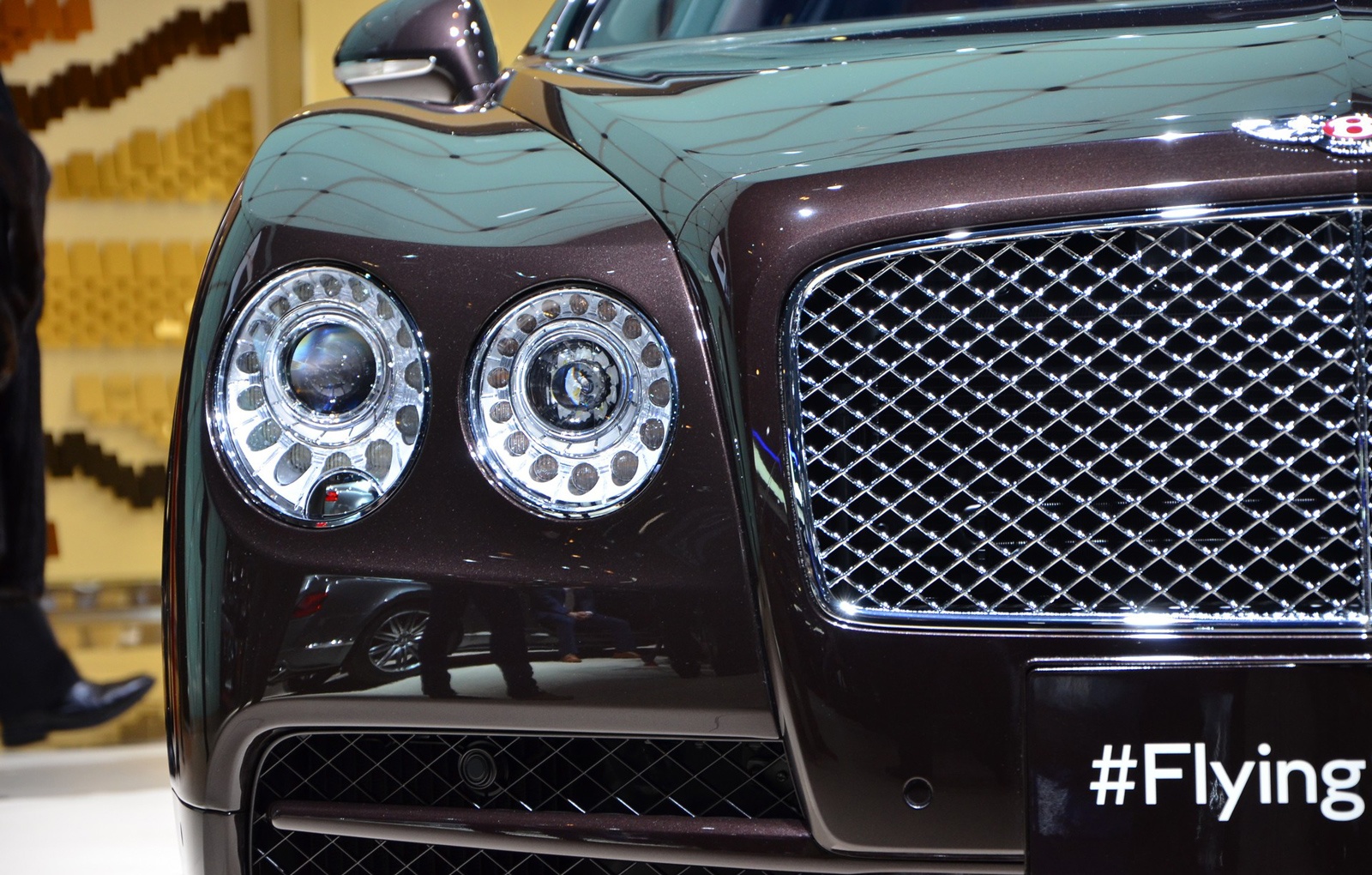  Flying Spur V8 vẫn giữ lại tất cả các phong cách của Flying Spur, gồm lưới tản nhiệt, đèn pha kép tròn, cửa sổ trời và kích thước bên ngoài.