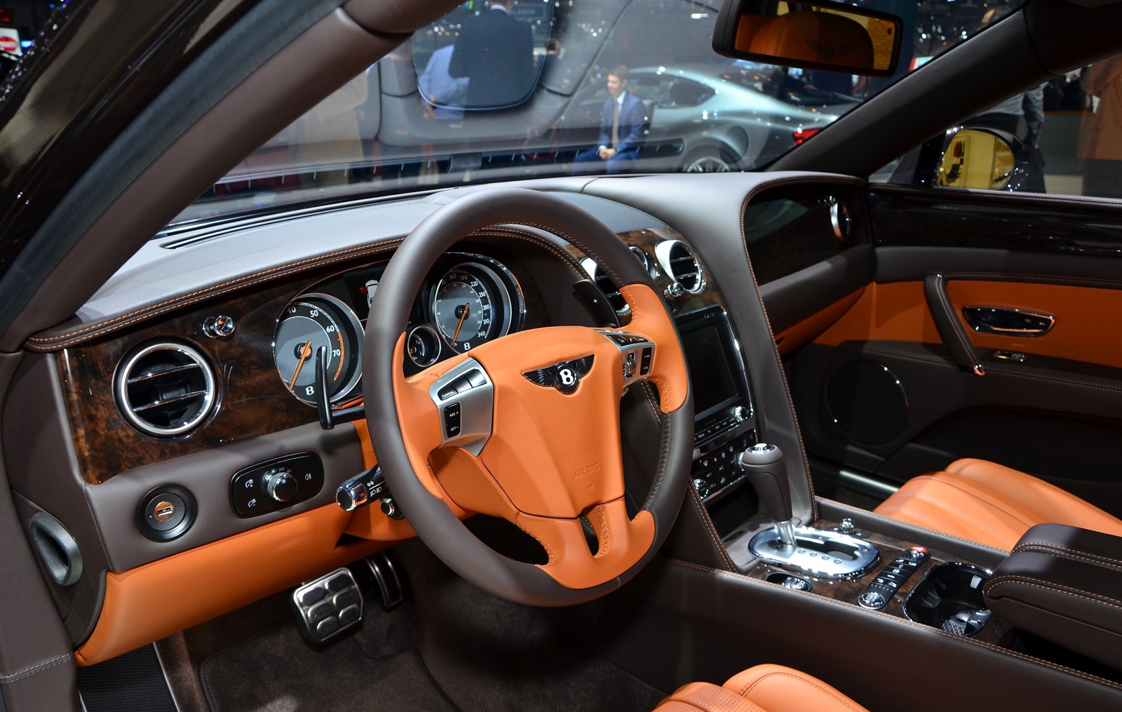 Flying Spur sử dụng nội thất một màu cho phiên bản V8 đem đến một cái nhìn sang trọng, chất liệu sử dụng là gỗ Dark Fiddleback Eucalyptus. Rất nhiều công nghệ được trang bị cho xe, như màn hình cảm ứng ở trung tâm giao diện điều khiển, cho phép hàng ghế sau có thể điều chỉnh hệ thống điều hòa riêng biệt và hệ thống thông tin giải trí mà không ảnh hưởng đến người lái.