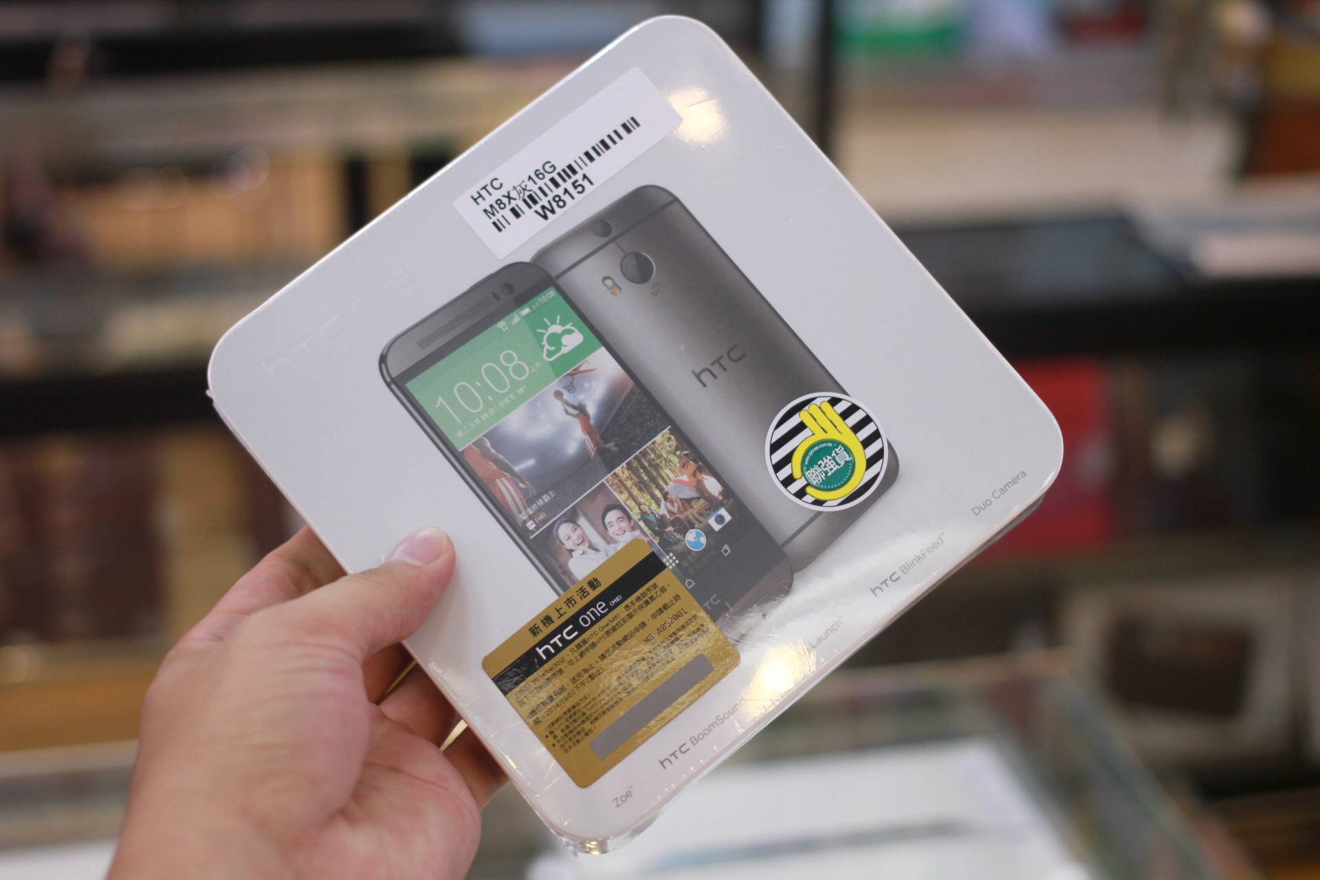 Mẫu Android đáng chú ý với nhiều lời khen tặng về thiết kế hôm nay đã về Việt Nam. Ấn tượng đầu tiên ngay khi chưa mở thiết bị là hộp đựng rất nhỏ.