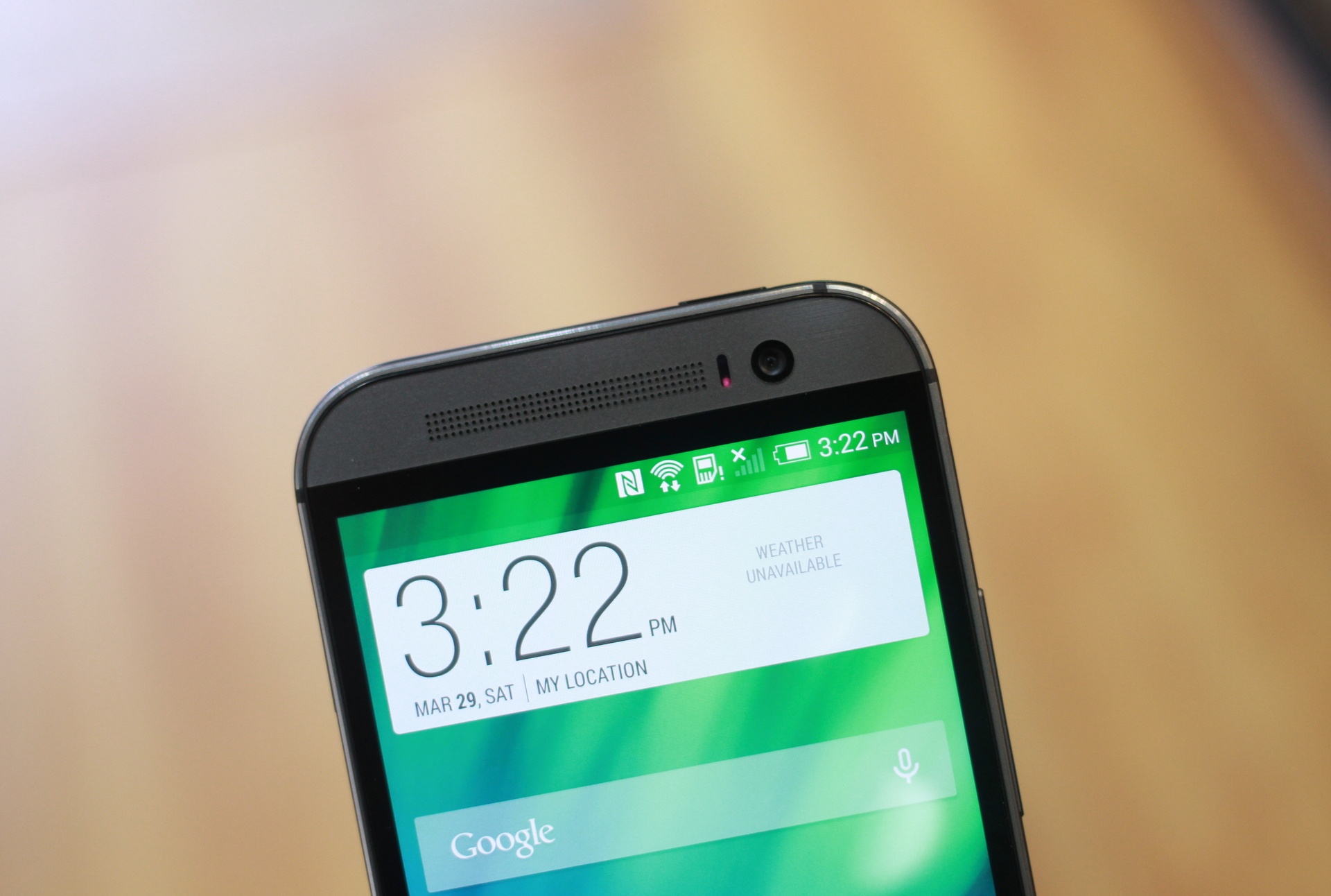 Và góc trên với máy ảnh 5 megapixel. Điểm nghịch lý ở One M8 là camera trước có độ phân giải cao hơn phía sau.