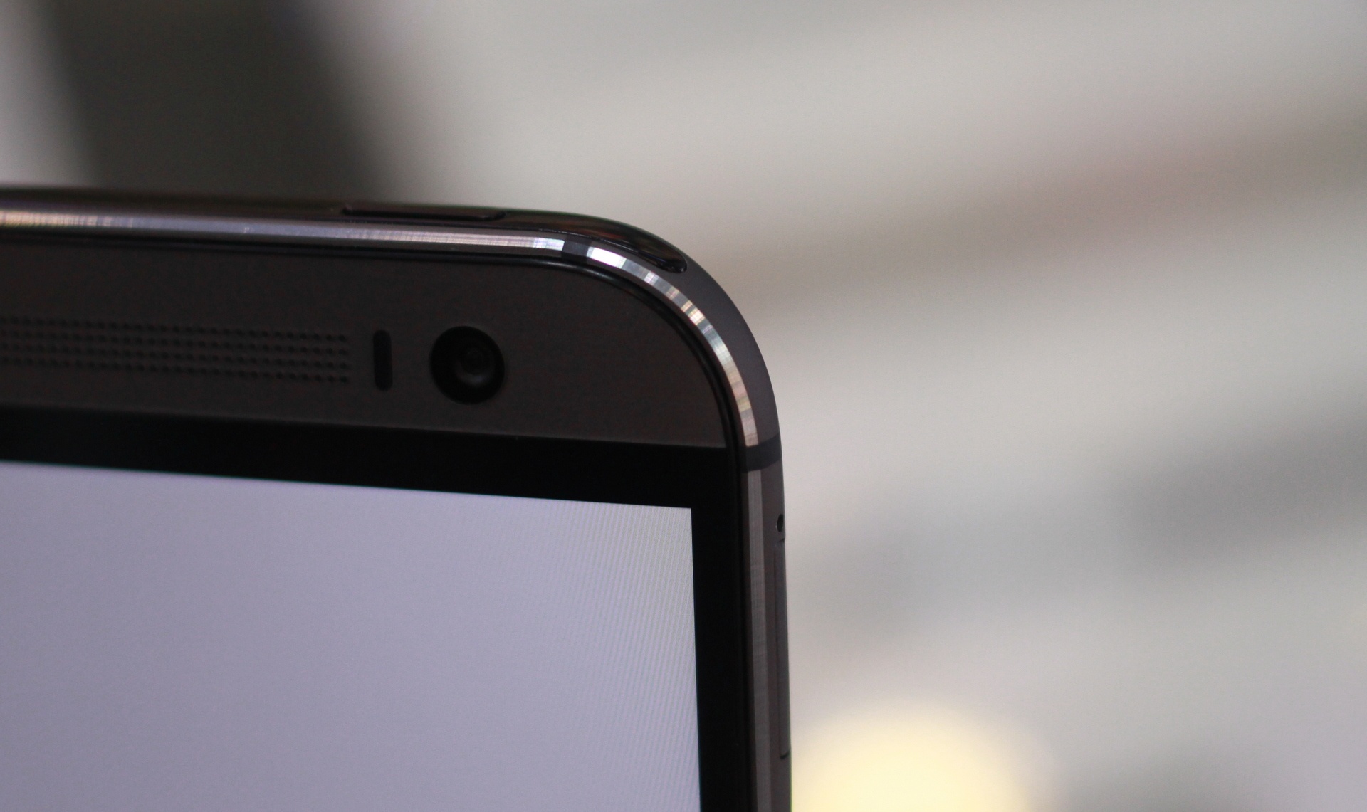 So với phiên bản năm ngoái, One M8 trông chắc chắn và ấn tượng hơn, dù các đường vát đã lược bỏ bớt. Một mép viên phía trước bao xung quanh được vê nghiêng, kế thừa phiên bản đi trước.