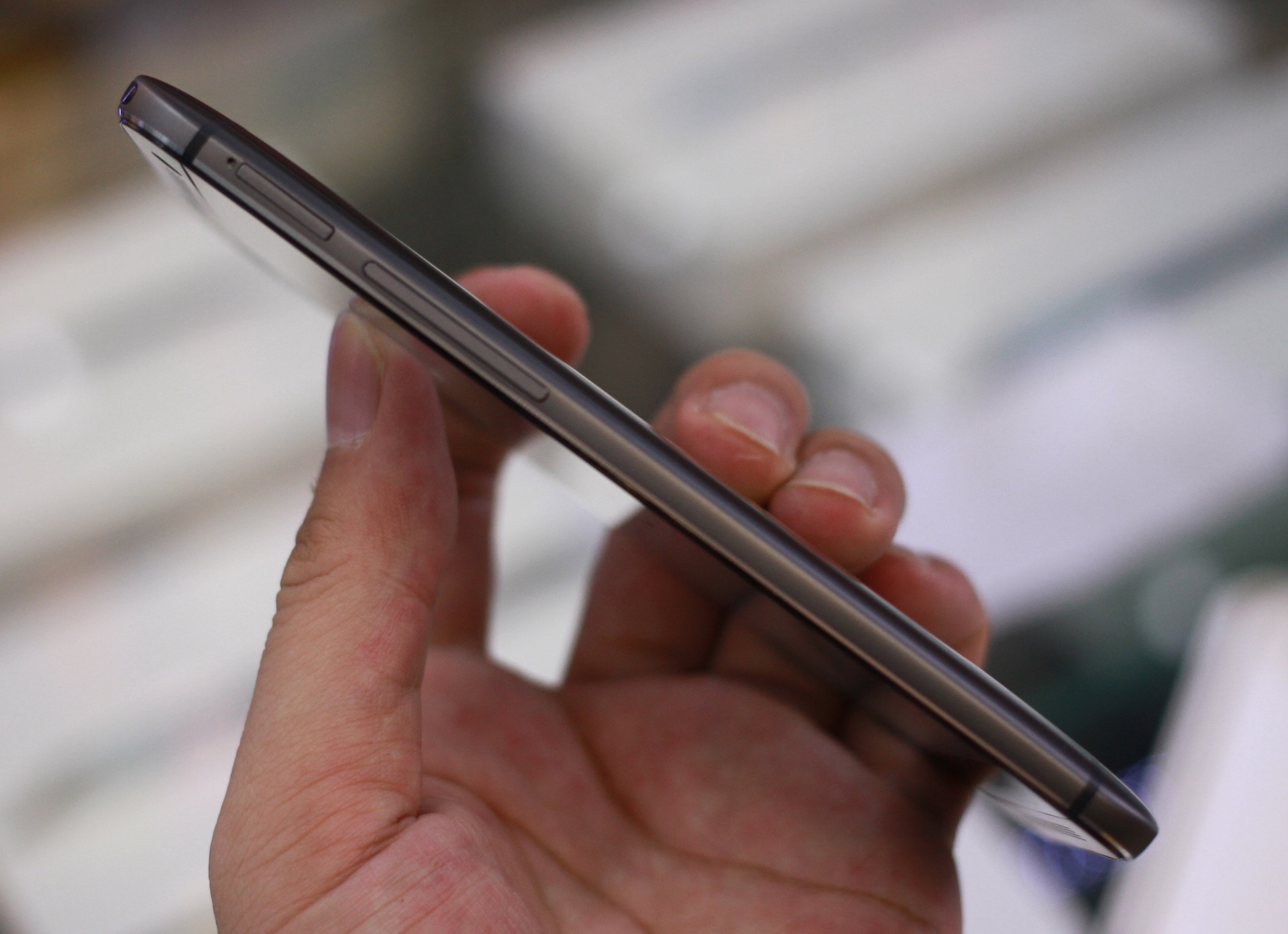 Nhìn One M8 từ cạnh phải.