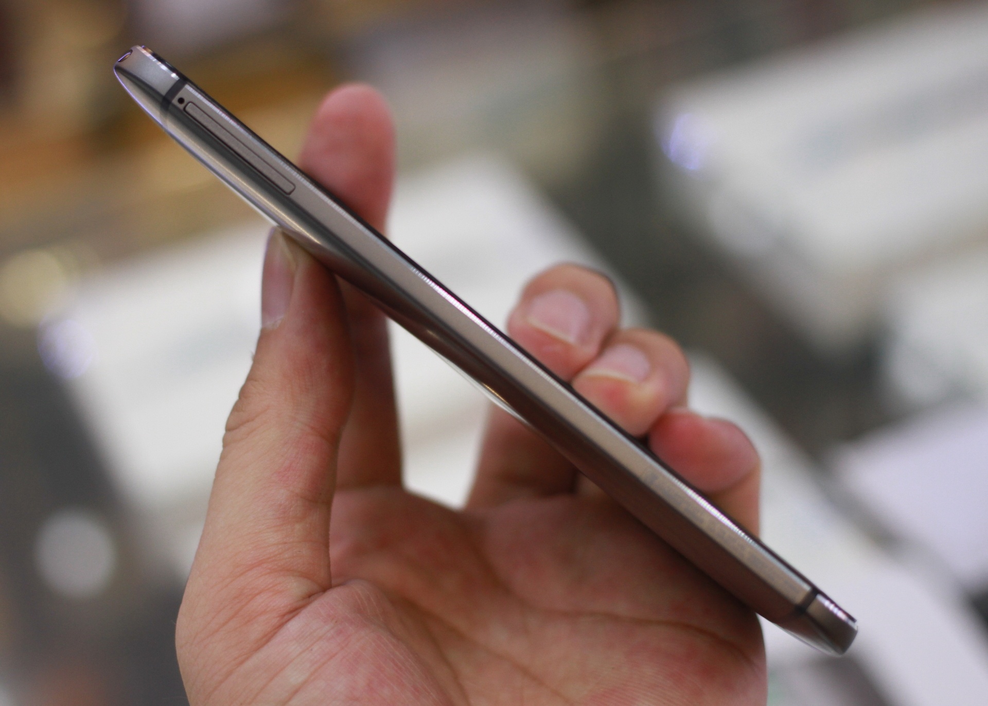 Cạnh trái thiết bị.