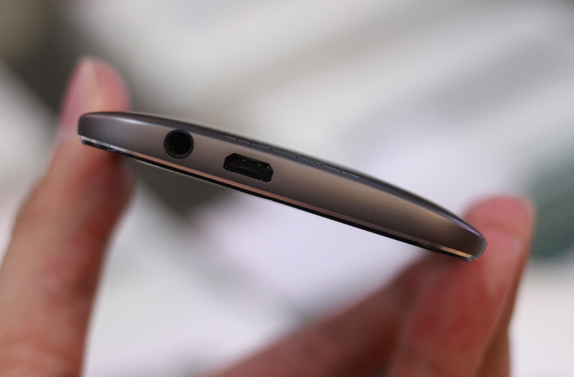 Giắc cắm tai nghe, cổng microUSB bên dưới được khoét tinh tế vào phần kim loại.