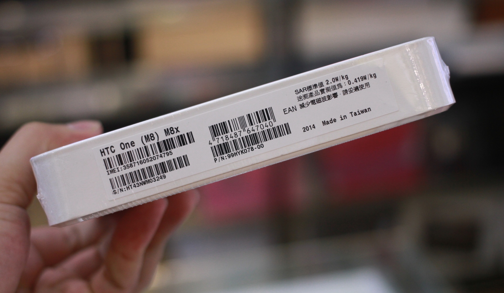 Một số thông tin được ghi dưới hộp, đây là model sản xuất ở Đài Loan.