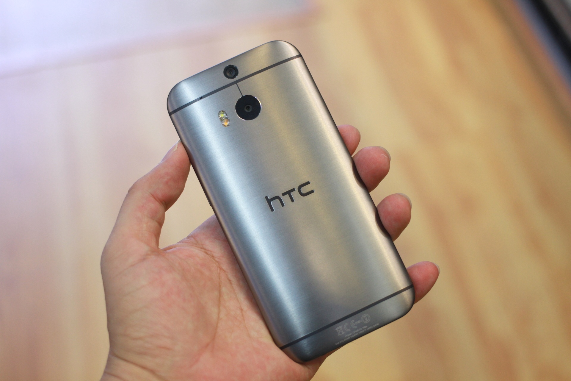 Mặt sau của One với tất cả là kim loại, máy hơi cong, cảm giác cầm chắc lạnh.