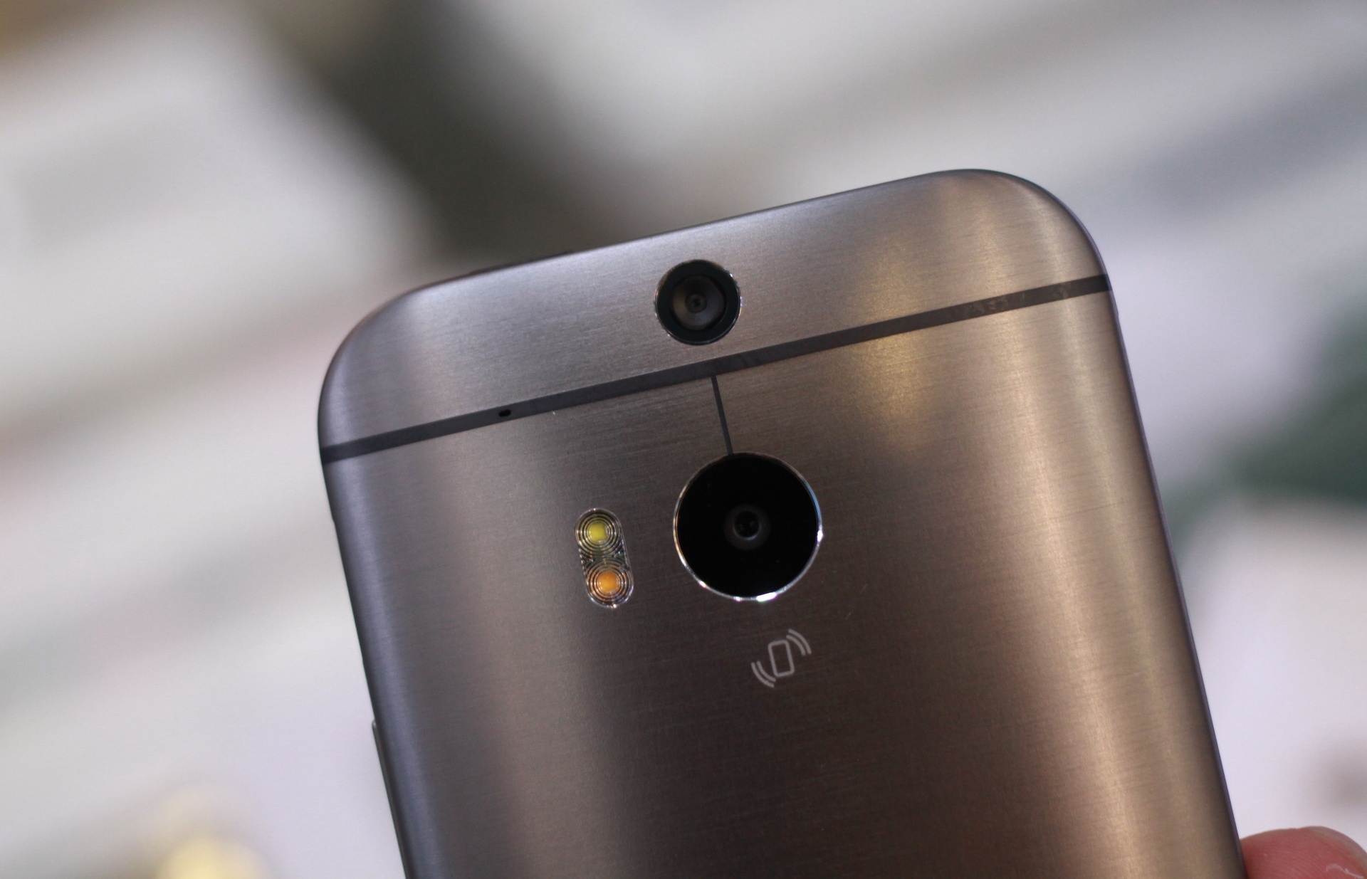 Phần trên với camera kép, hai đèn flash LED.