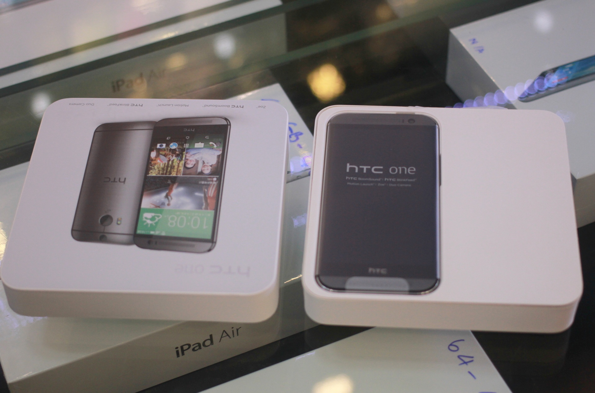 One M8 nằm trên cùng.