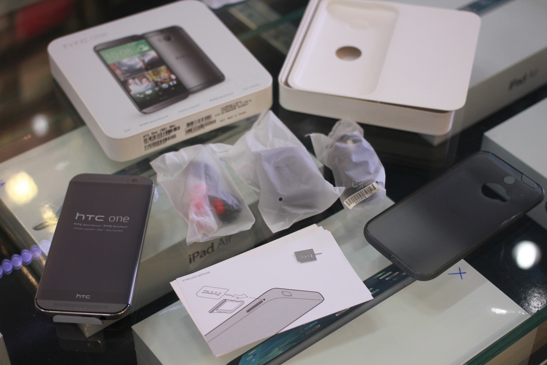 Các phụ kiện theo máy ngoài sạc, tai nghe, sách hướng dẫn còn bao silicon bảo vệ.