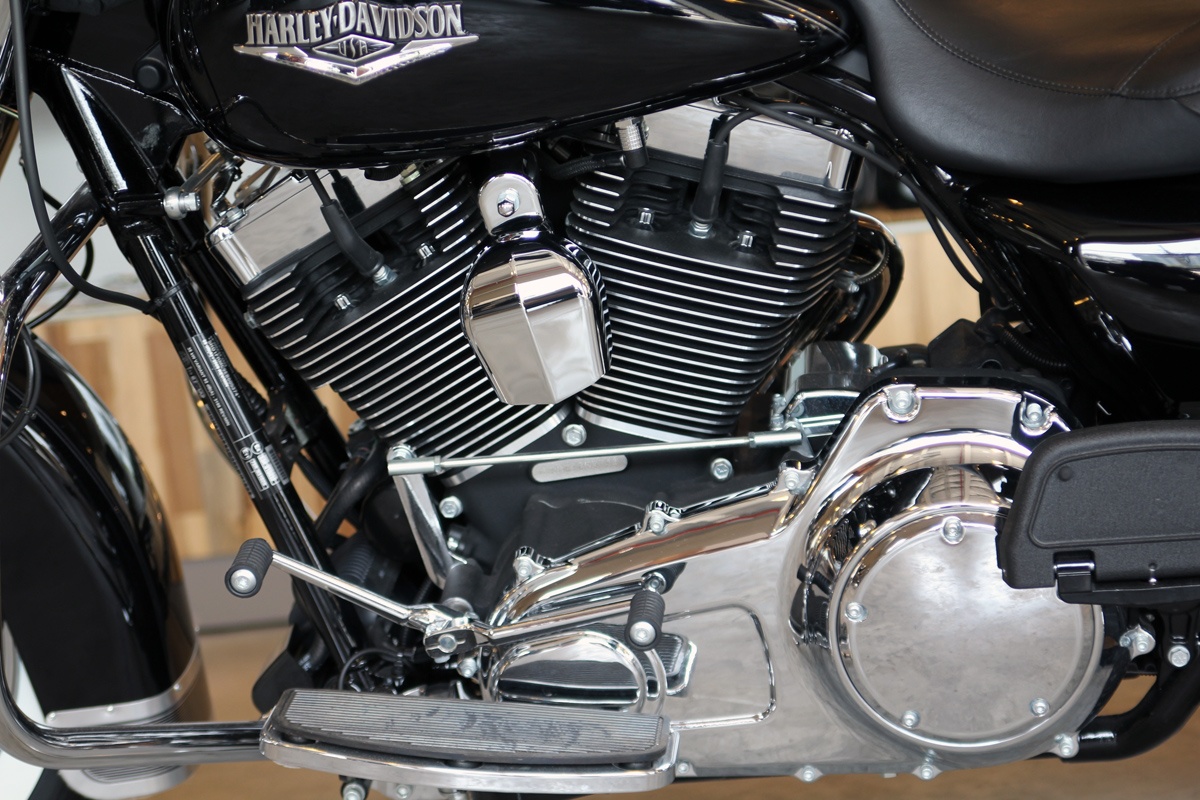 Tay lái rộng hơn, kính chắn gió có thể tháo rời một cách nhanh chóng, hệ thống giảm xóc bằng khí nén có thể điều chỉnh và hệ thống kiểm soát hành trình được trang bị chọn thêm.