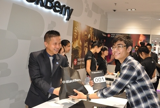 'BlackBerry khong rut khoi VN khi ha gia Z10' hinh anh