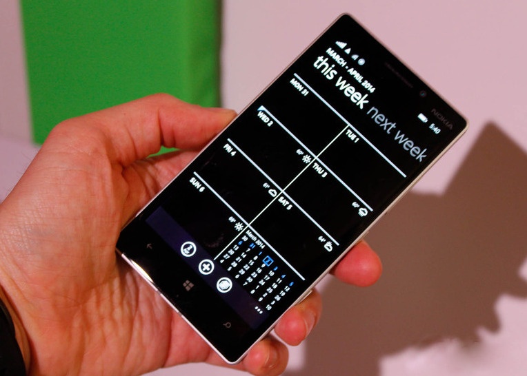 Máy có màn hình Full HD, giao diện được cải tiến.