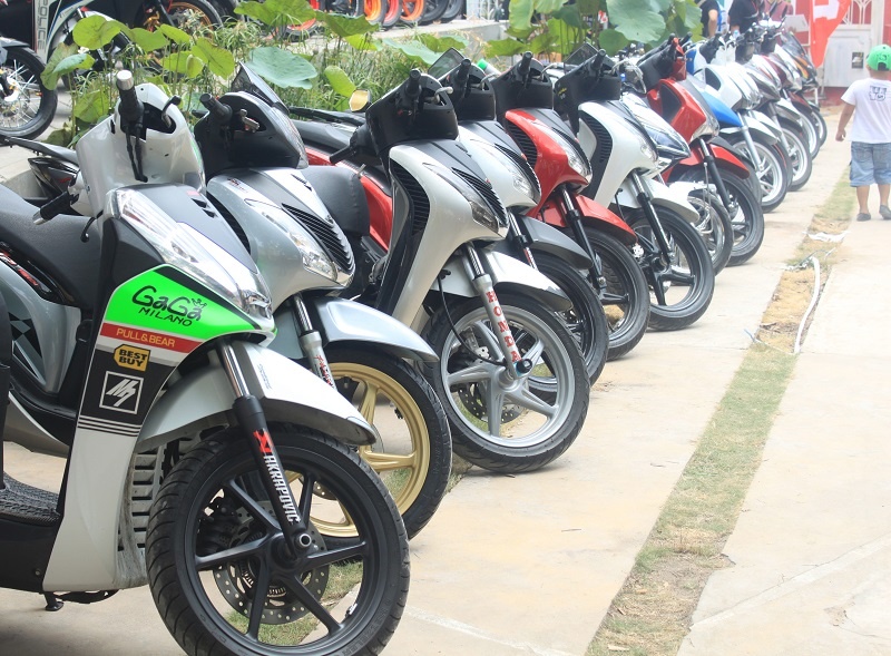 Dàn xe SH độ, đầu hàng là một chiếc SH 300i.