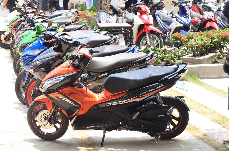 Những chiếc Air Blade độ pô. 