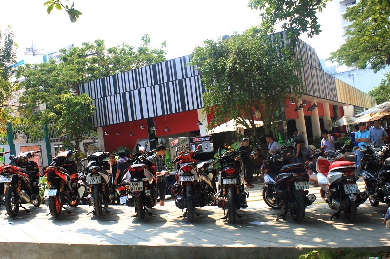 Sáng 12/4, tại quán cà phê Tốc Độ, số 2 Lê Đại Hành, quận 11, TP HCM, đã diễn ra chương trình lễ hội xe tay ga. Tham gia chương trình có hơn 50 chiếc xe tay ga được độ cực đẹp, bao gồm những dòng xe thông dụng tại Việt Nam như Honda SH, Honda PCX, Honda Airblade và Nouvo LX. 