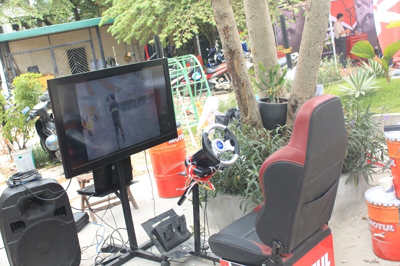 Tham gia chương trình, người chơi còn được chơi những trò chơi bên lề như chơi game lái xe.